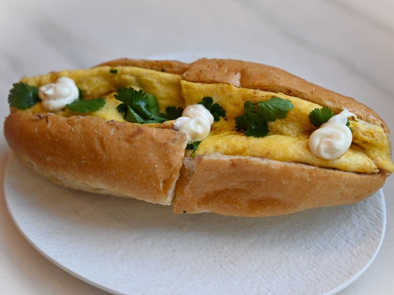 Banh mi omlette