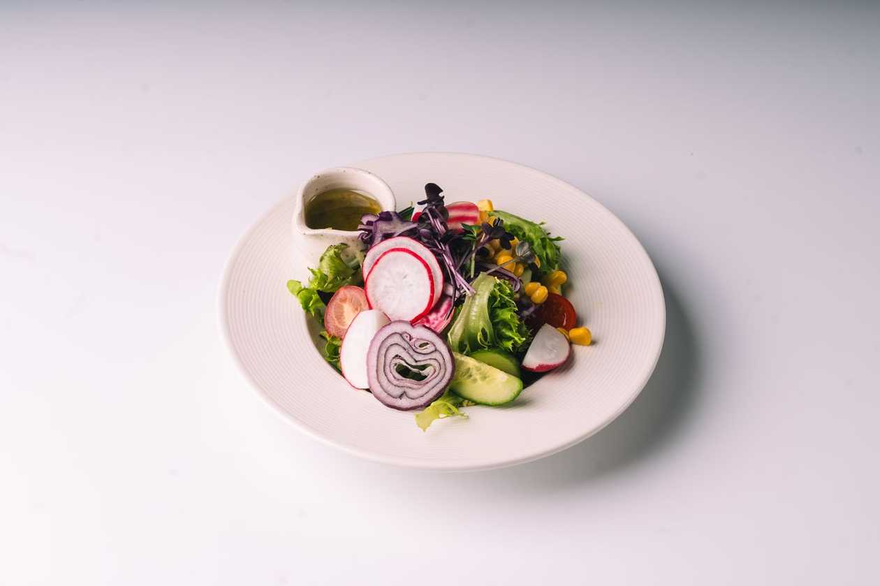 Leaf salad with vegetables and green pesto