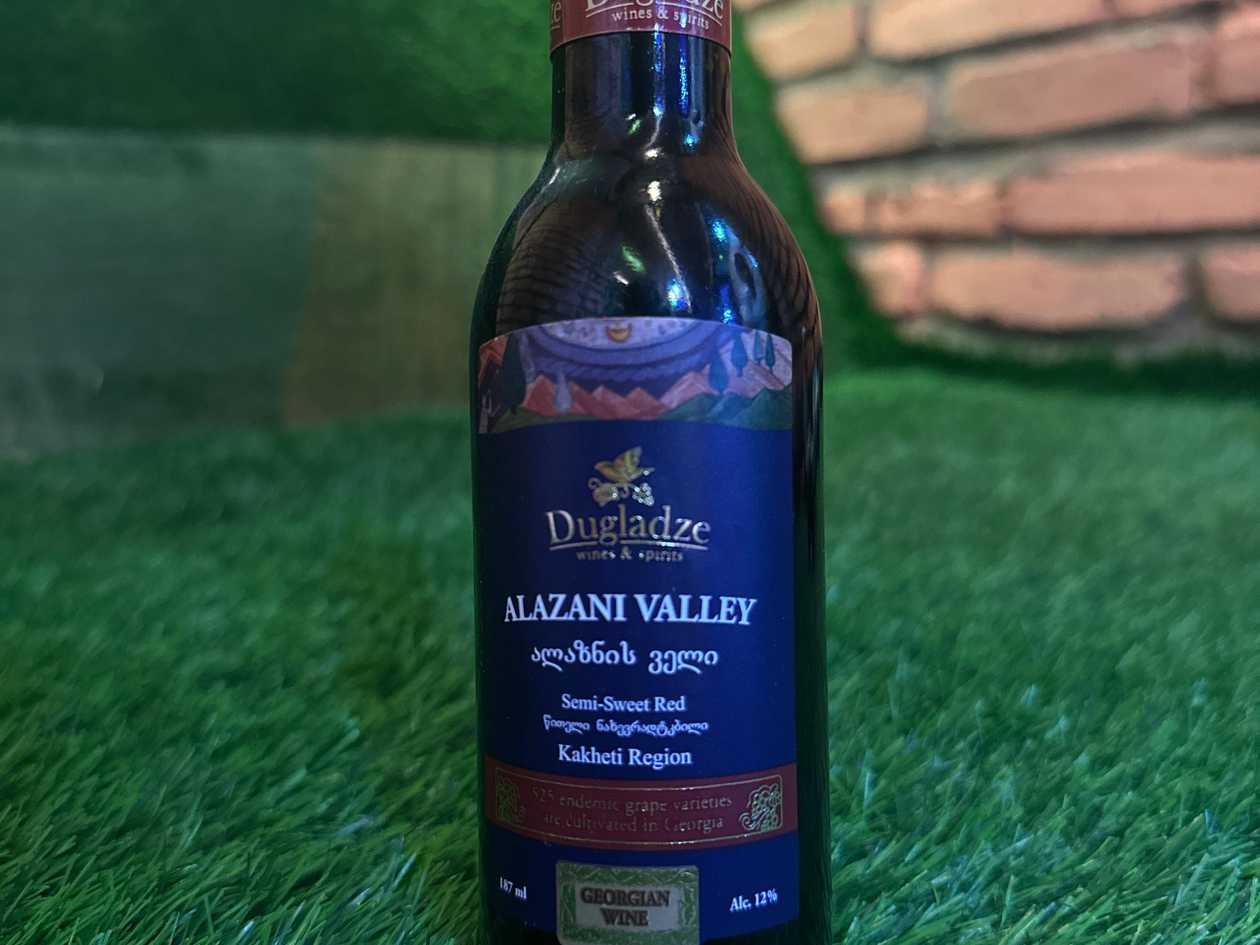 Semi sweet red wine (187ml)