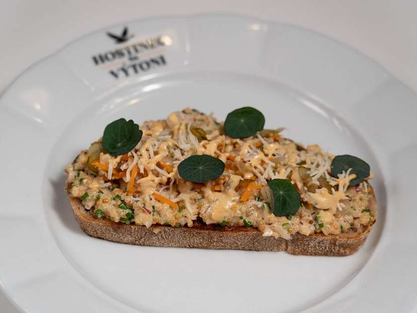 Czech aromatic cheese, onion, paprika, mustard