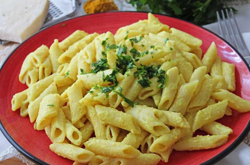 Köri souslu penne