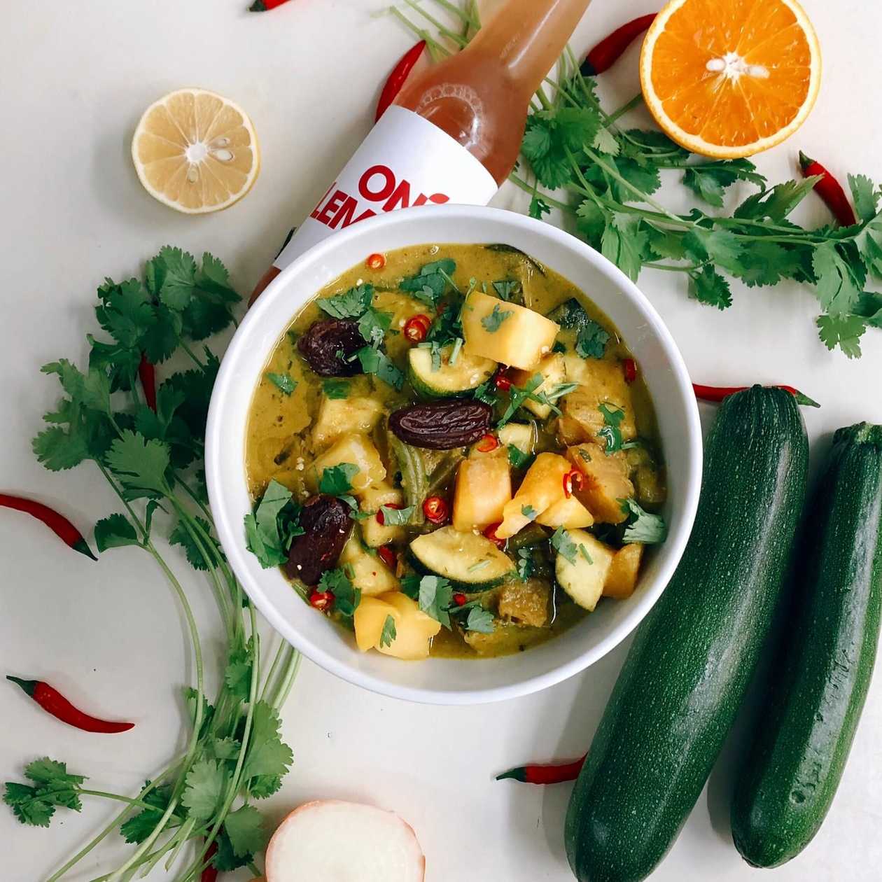 HAPPY HOUR -25% Mangové VEGAN kari s mungo fazuľkami, banánmi platanos a cuketou