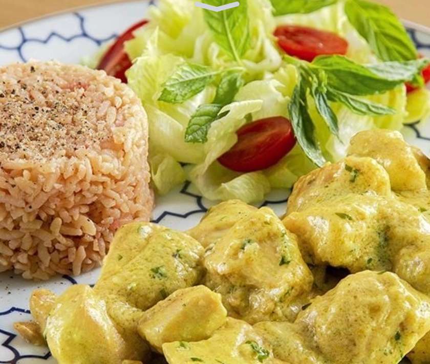 Köri souslu  toyuq