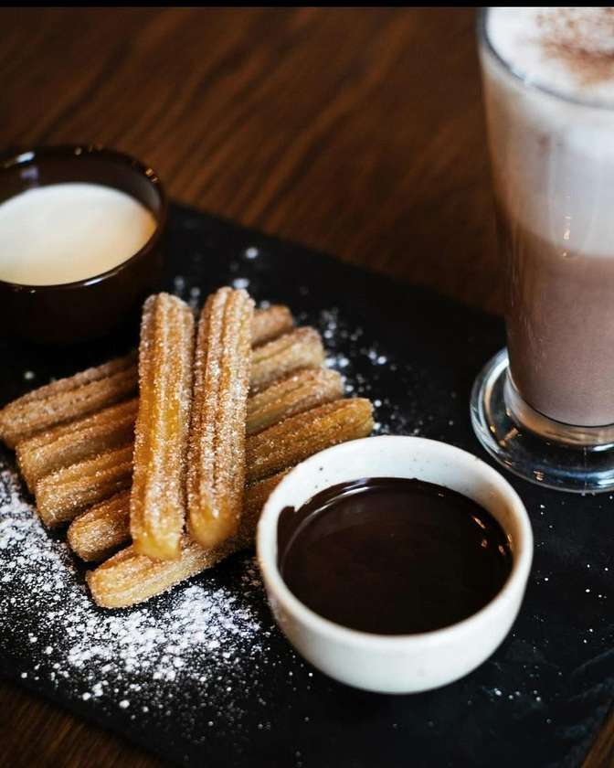 Churros s čokoládou a karamelovou omáčkou