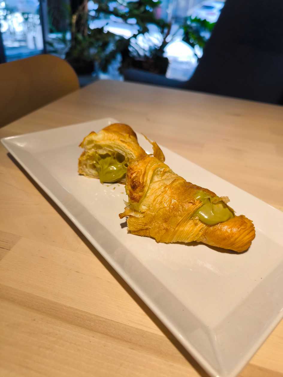 Croissant cu umplutura cu fistic