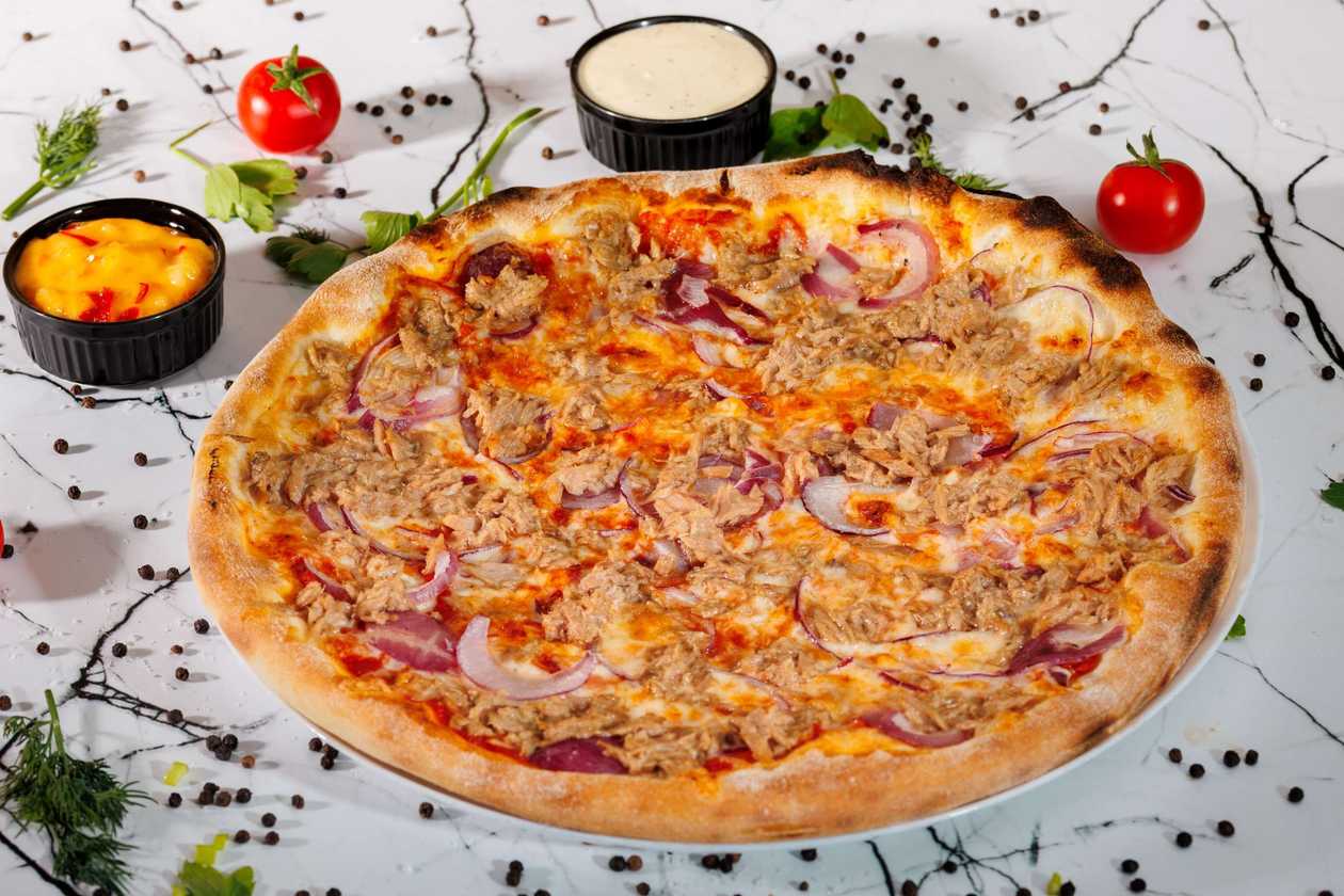 Pizza tonno e cipolla mică
