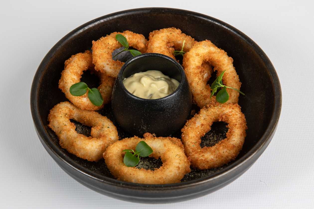 Deep-fried squid rings with tartar sauce