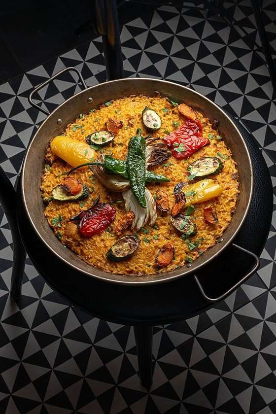 Tradiční španělská paella s kousky kuřecího masa a zeleninou (pro 2 osoby)