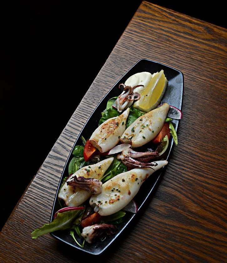 Grilované kalamáry na česneku s aioli majonézou a salátkem