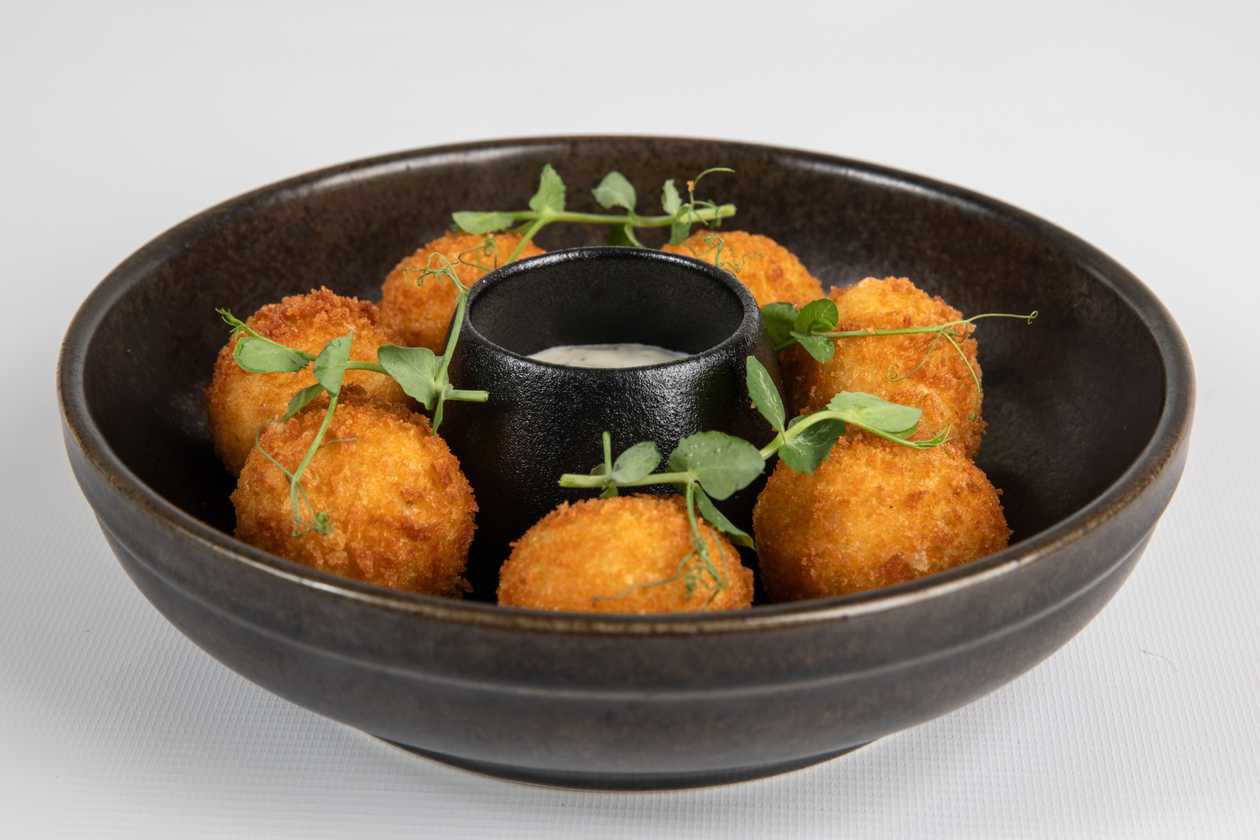 Cheese dinuts with garlic sauce