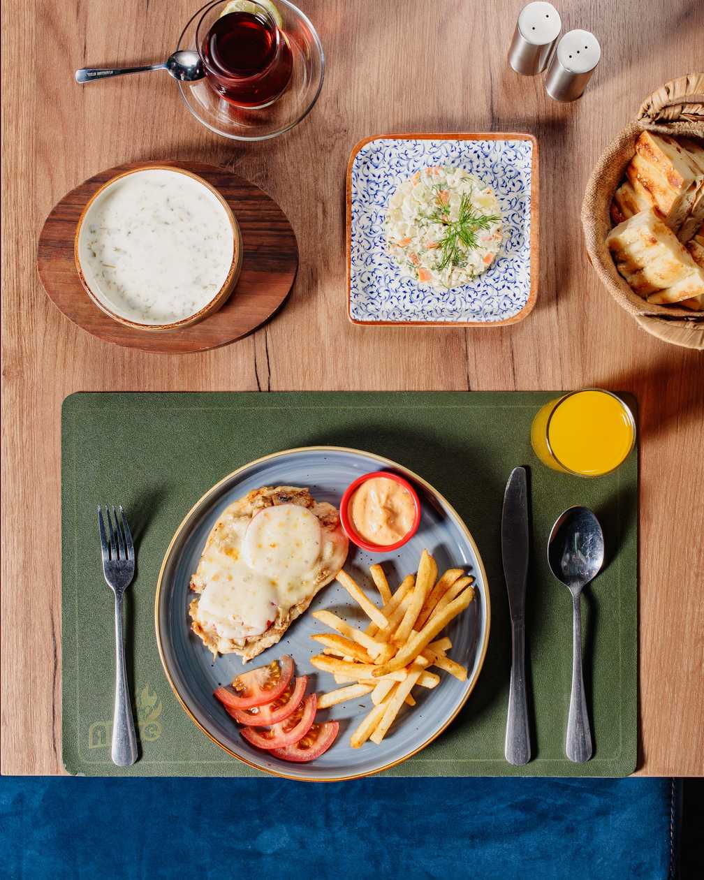 Business lunch (Toyuq monastır ,şorba,salat,içki)