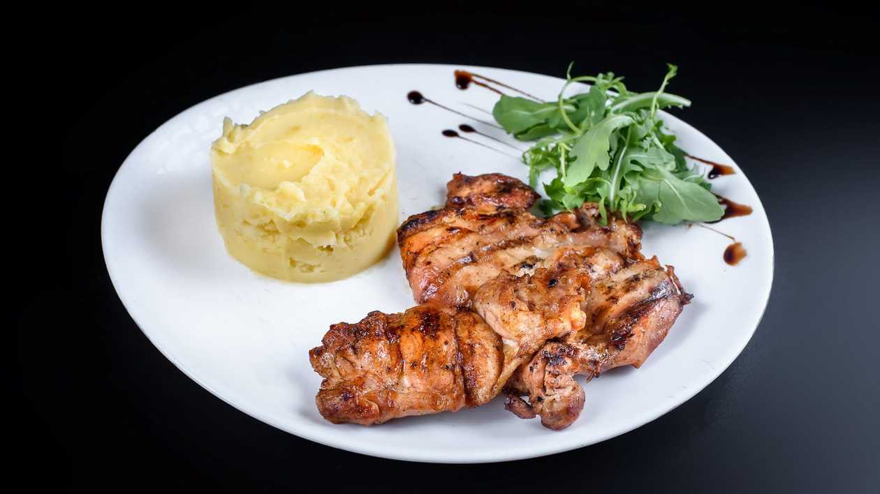 Pulpe de pui dezosate cu garnitura la alegere