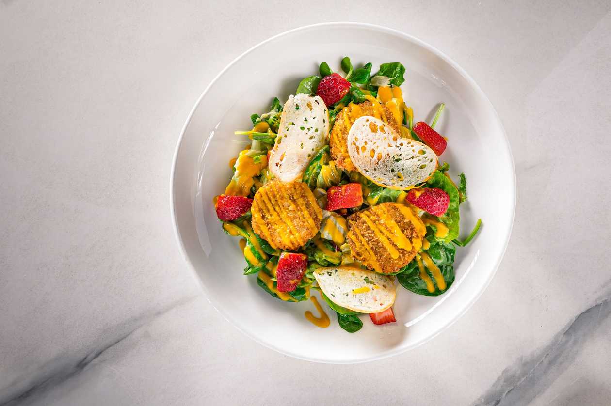 Salata cu crochete de branza