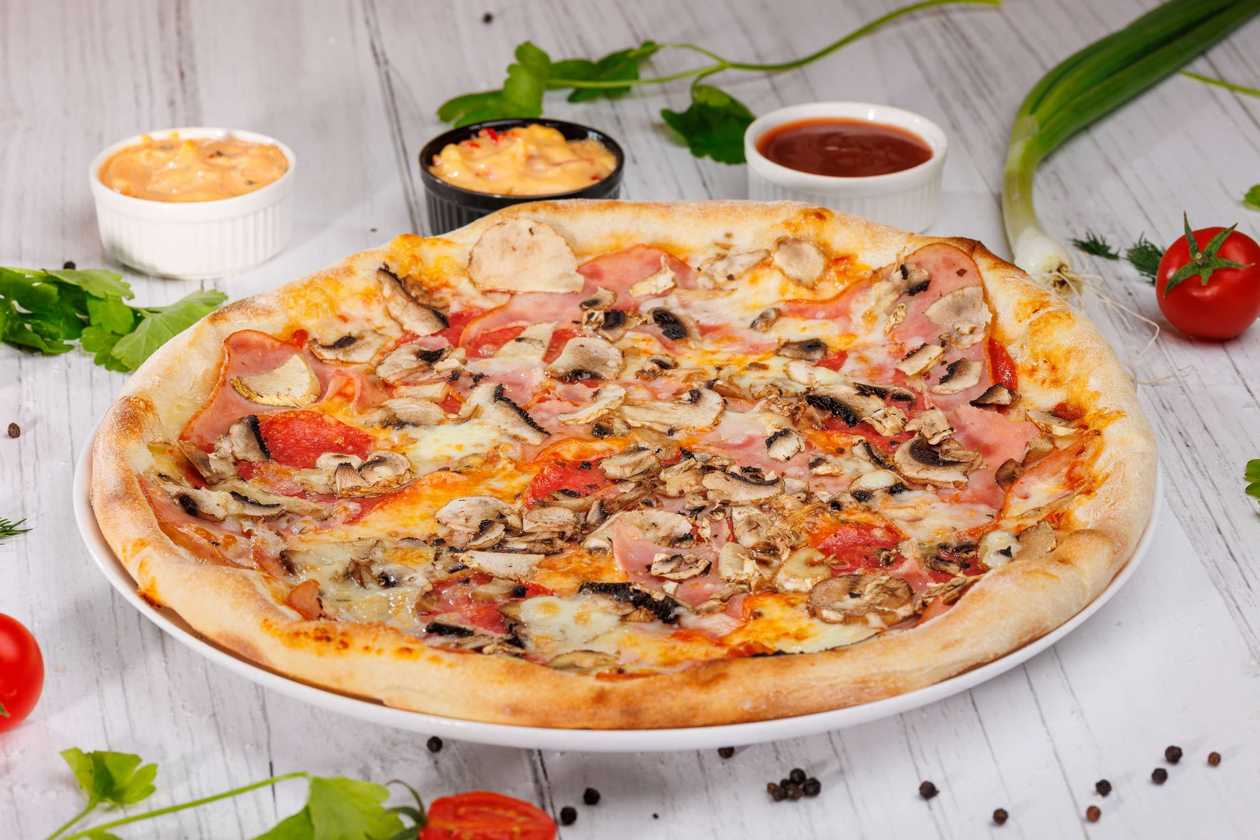 Pizza prosciutto funghi salami mică