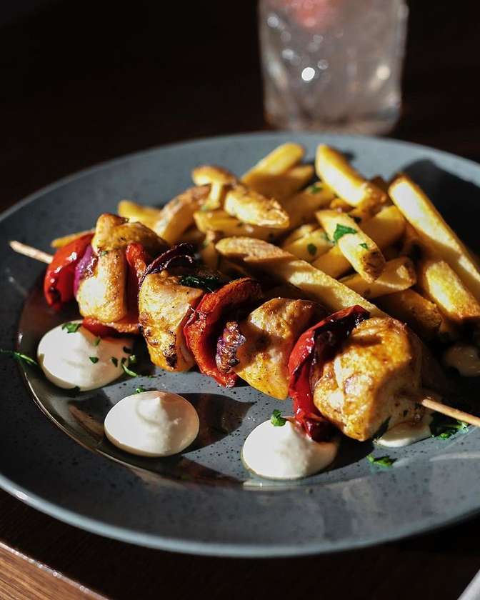Kuřecí špíz s chorizem, zeleninou, bramborovými hranolkami a aioli majonézou