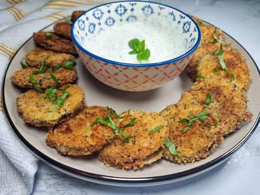 Dovlecei pane cu sos de usturoi 250g