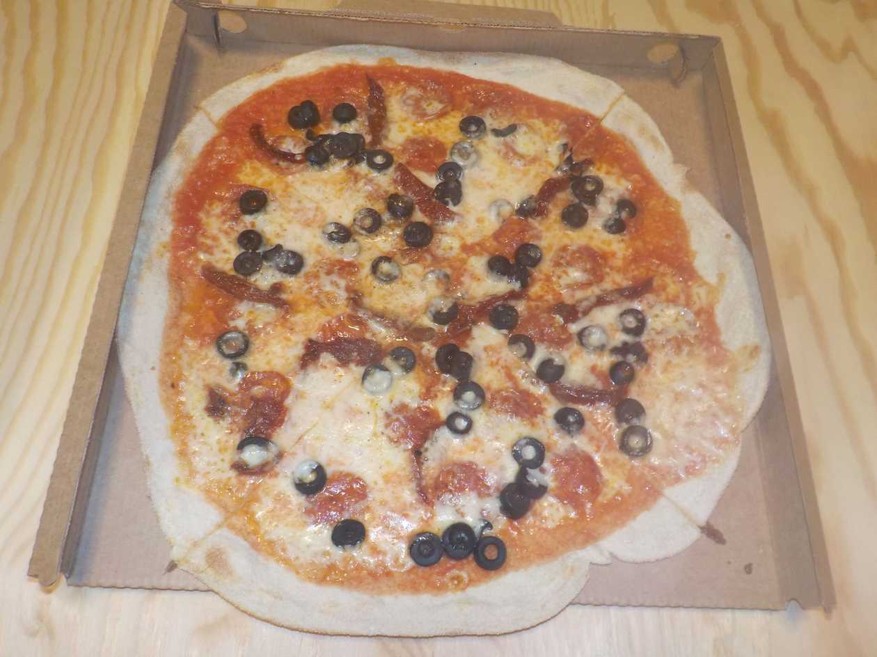 SUŠENÁ RAJČATA, SALAME PICCANTE A OLIVY cca 45cm, PRO 3/4 DOSPĚLÉ