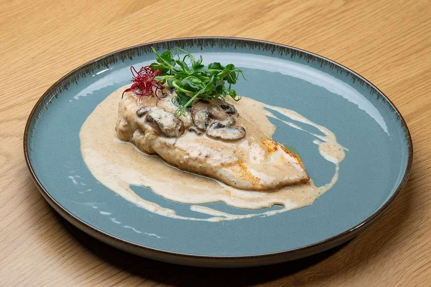 KUŘECÍ STEAK SE SMETANOVOU OMÁČKOU A HOUBAMI