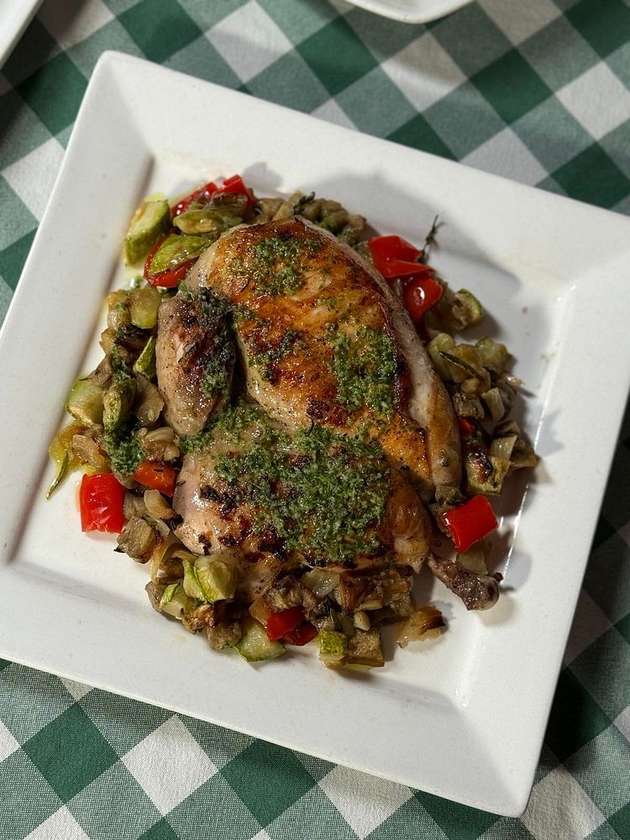 Півкурча з запеченими овочами та соусом чимічурі
