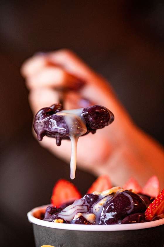 Açaí I want more (250ml) with condensed milk, powdered milk, strawberry, banana, Nutella, and Kinder Bueno.