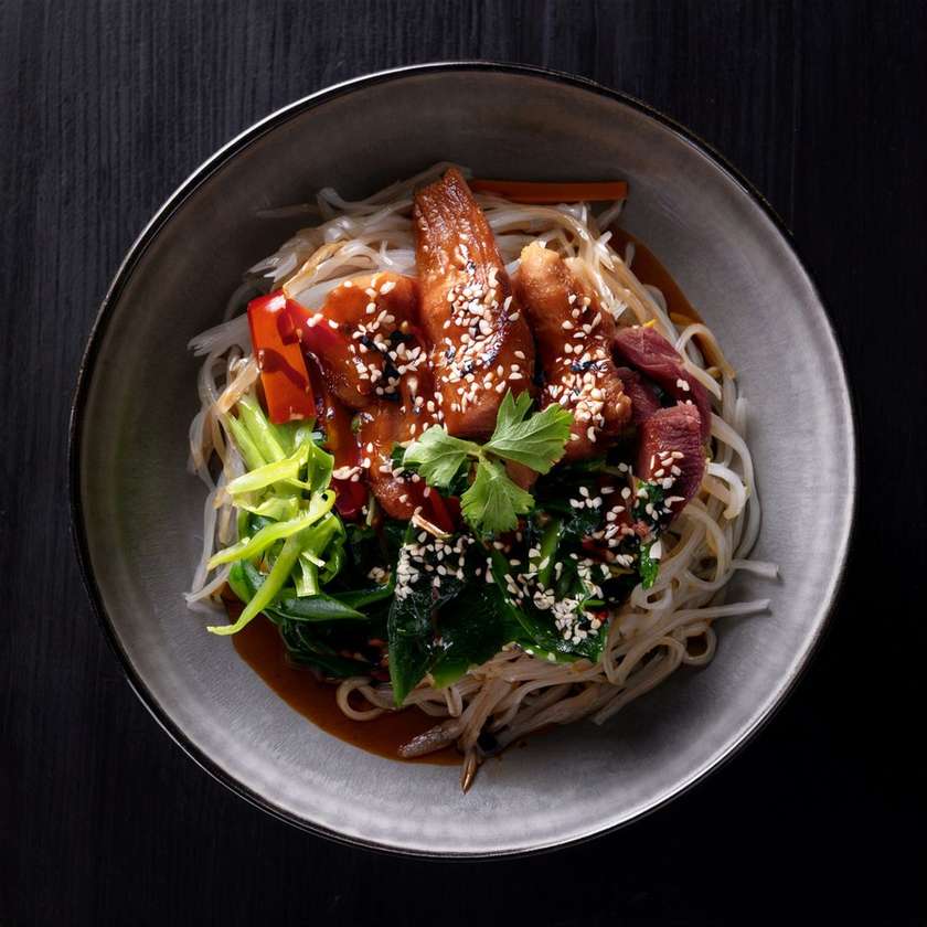 Fried rice noodles with chicken