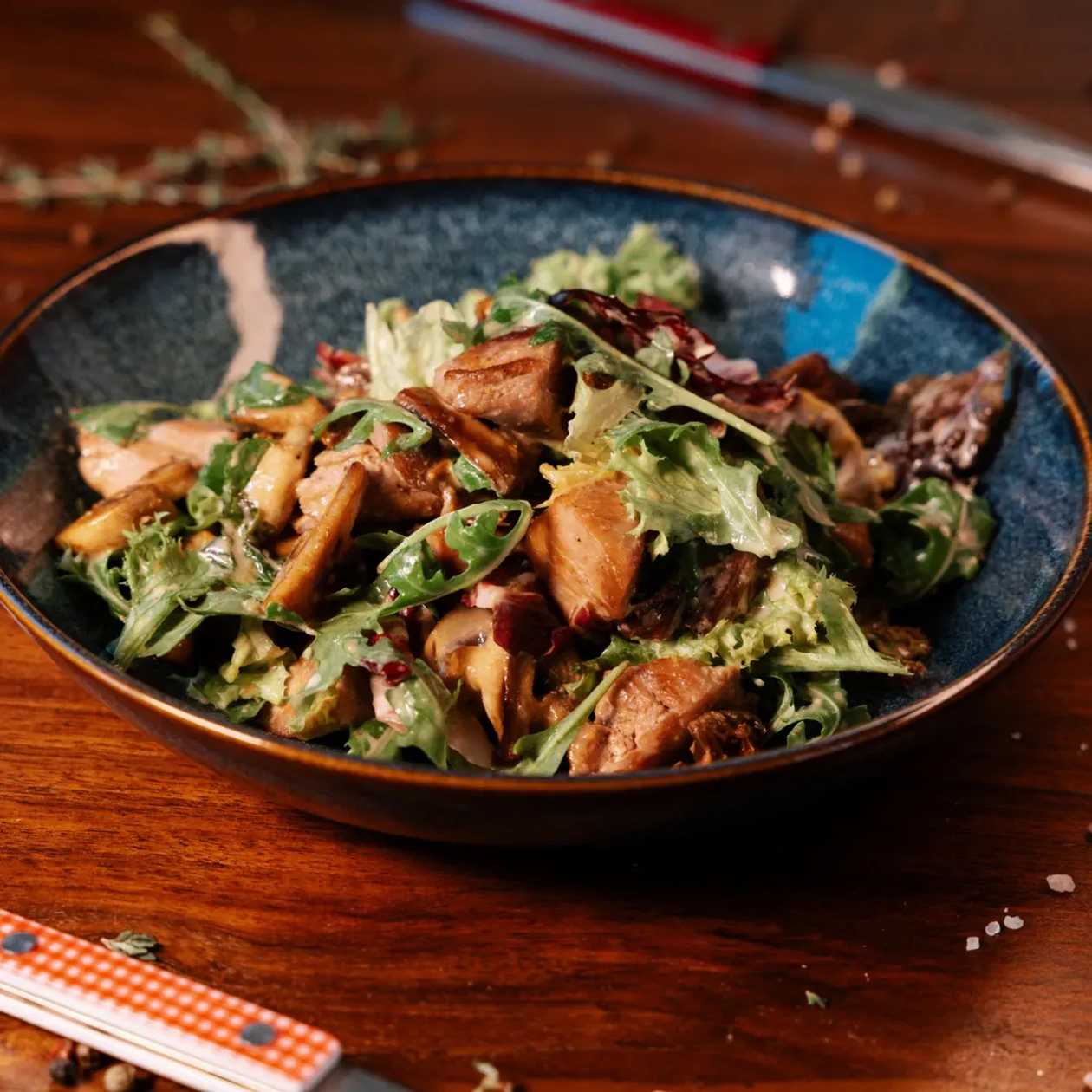 Salad with Turkey, Mushrooms and Walnut Sauce
