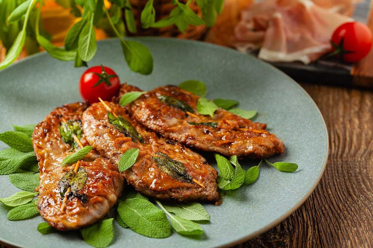Pork tenderloin in wine with currant sauce