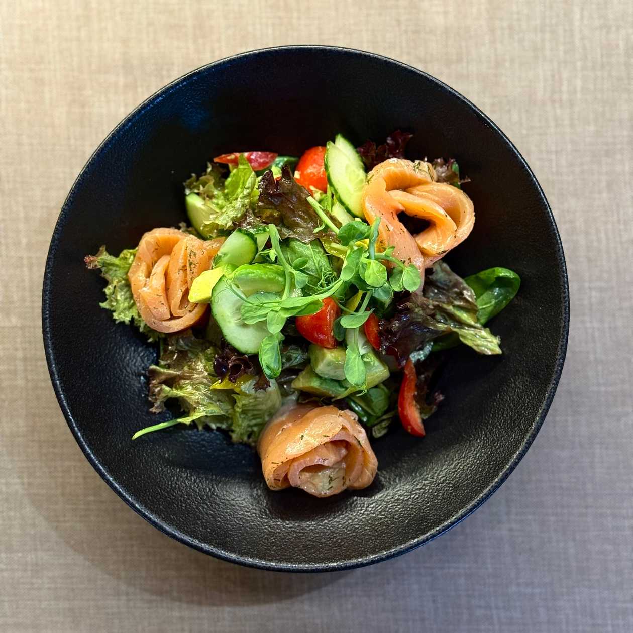Avocado - vegetable salad with lightly salted salmon