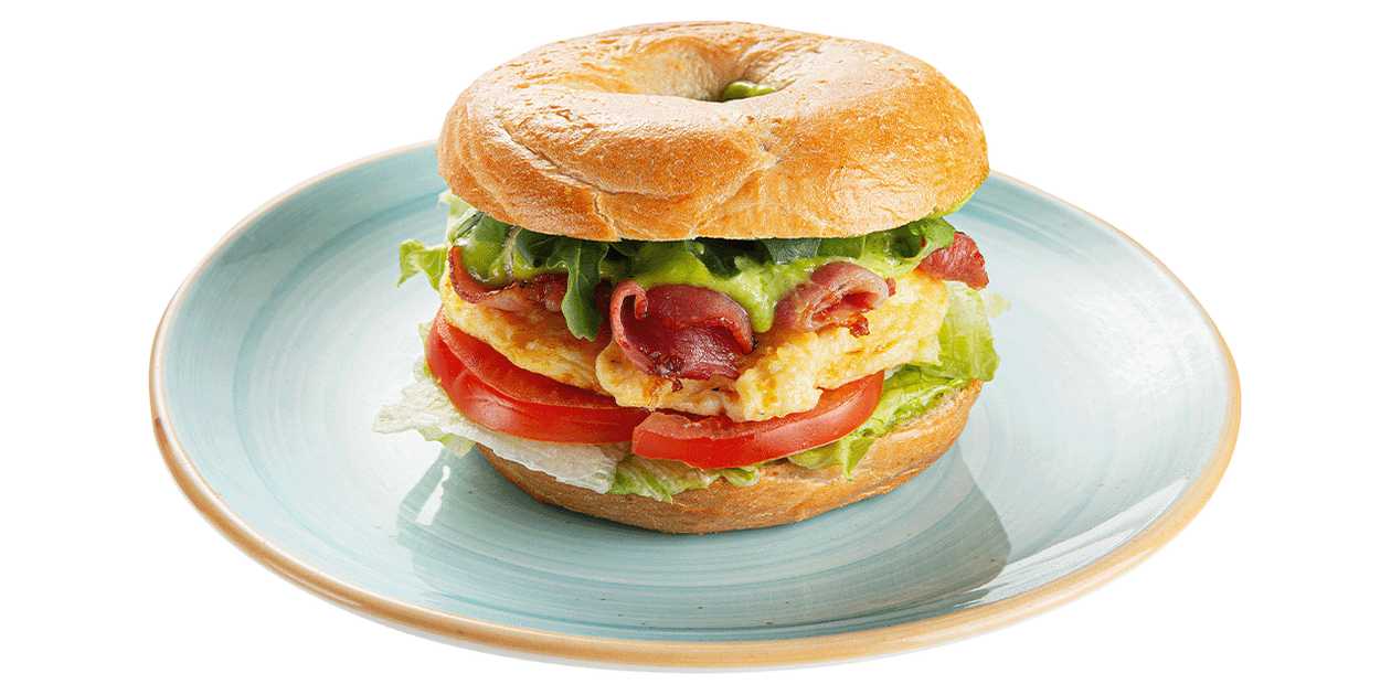 Bagel with crispy bacon and scrambled eggs