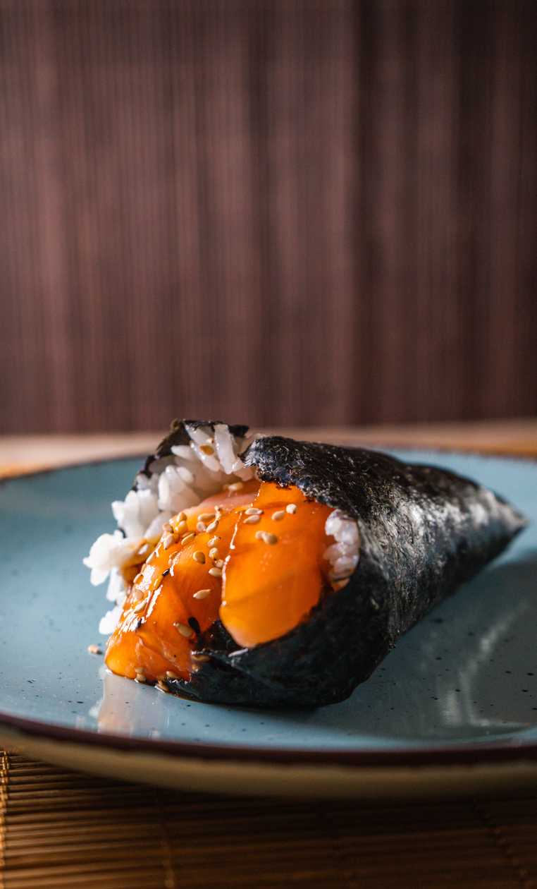 Sake salmon temaki