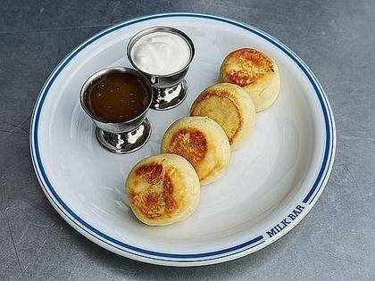 Classic syrniki with sour cream and honey