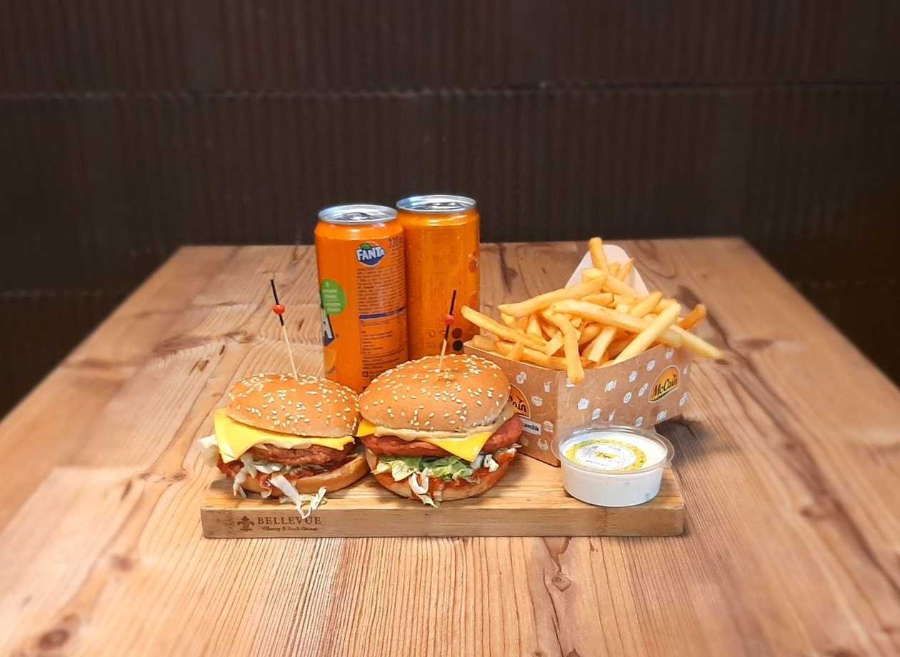 2x Czechburger Menu + 300g Fries + 2x Drinks 330ml + Tartar Sauce