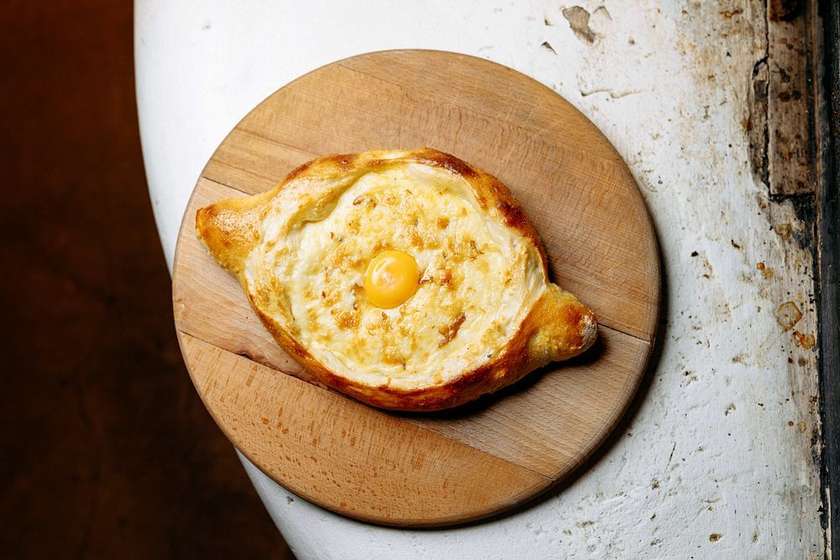 Хачапурі по-аджарськи з копченим сулугуні мал/Khachapuri in Adjarian style with smoked suluguni small