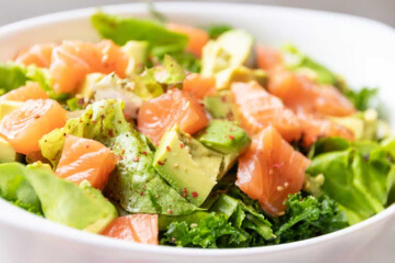 G08 Grilled salmon and avocado salad