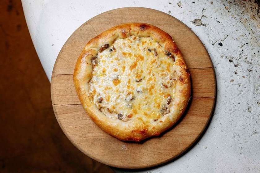 Хачапурі з жюльєном та сиром сулугуні/Khachapuri with julienne and suluguni cheese