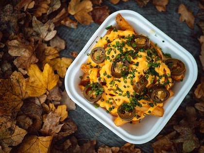 Hranolky s čedarovou omáčkou, jalapenos a pažitkou
