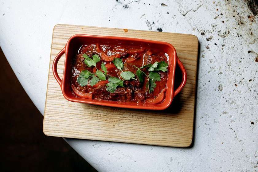 Чашашулі з телятини з квасолею та перцем в гострому соусі/Veal bowls with beans and pepper in spicy sauce