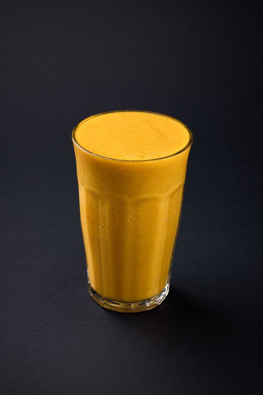 Smoothie cu banane și mango