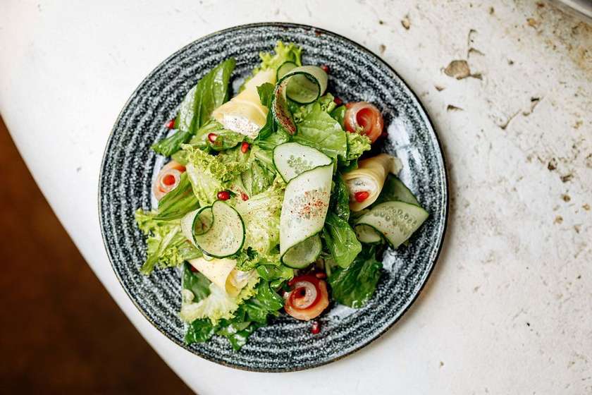 Салат з лососем, міксом салатів, сиром Надугі з м'ятою/Salad with salmon, salad mix, Nadugi cheese with mint