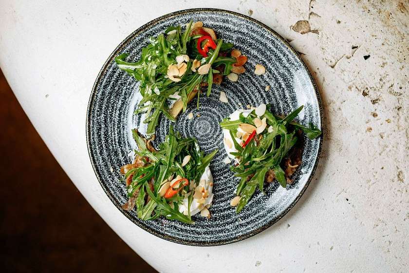 Салат з качкою, грушею, руколою та мусом з козиного сиру/Salad with duck, pear, arugula and goat cheese mousse
