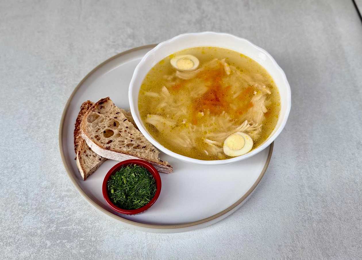 Ζωμός κότας με noodles και αβγό ορτυκιού