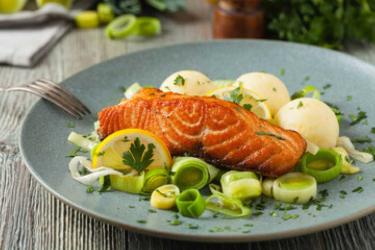 N07 Fried salmon with sweet and sour sauce