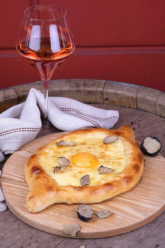 Хачапурі по-аджарськи з чорним трюфелем/Khachapuri in Adjarian style with black truffle