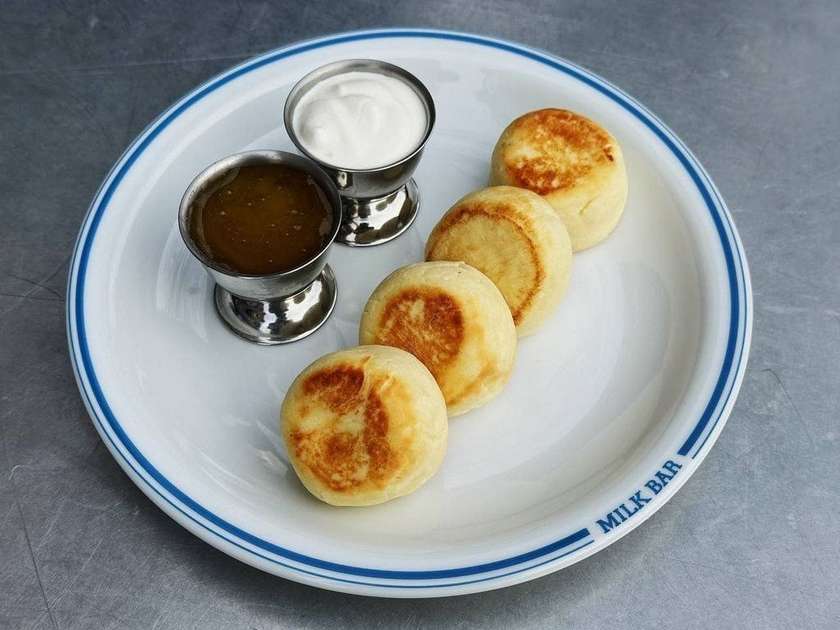 Classic syrniki with sour cream and honey