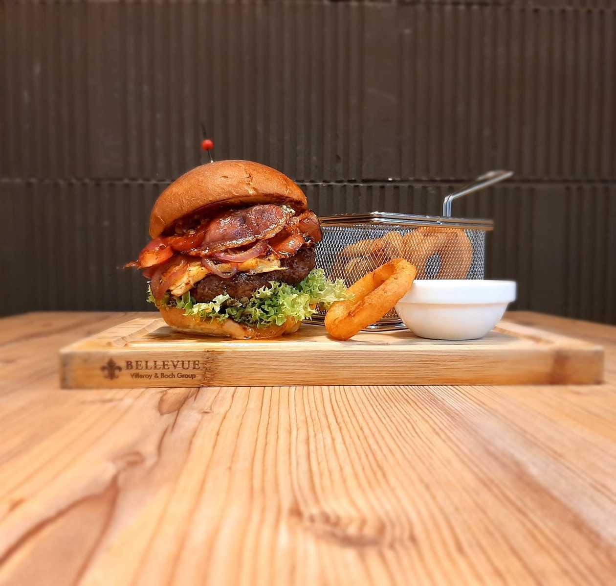 Big Smokey PePe Burger + 10pcs Onion Rings