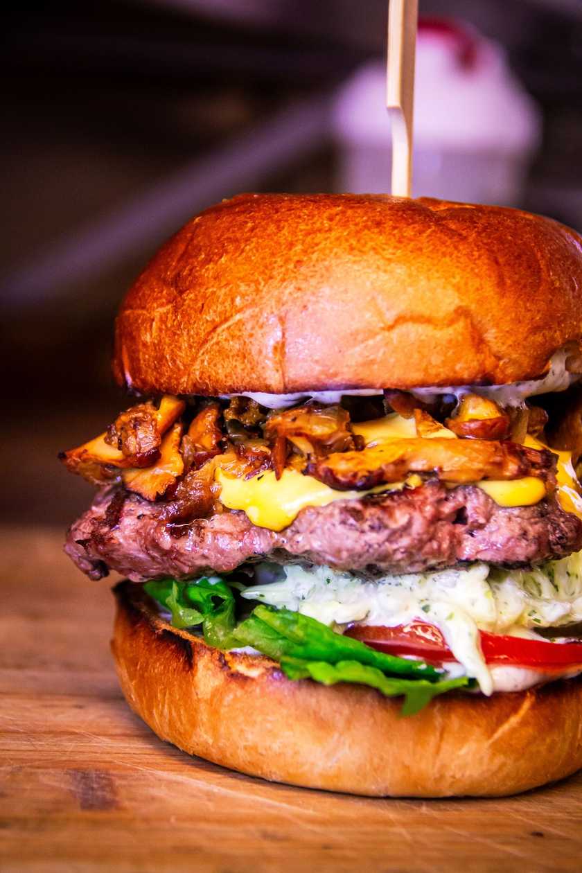 KUKESEENE VEISELIHA BURGER