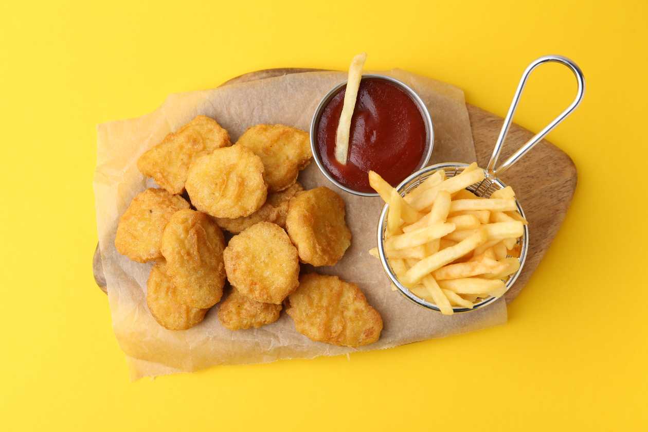 Kuracie nugetky 100g s hranolkami 50g a omáčkou 30g
