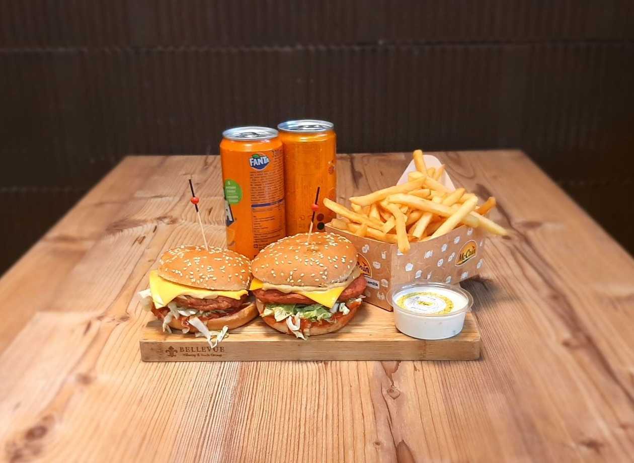 2x Czechburger Menu + 300g Fries + 2x Drink 330ml + Tartar Sauce