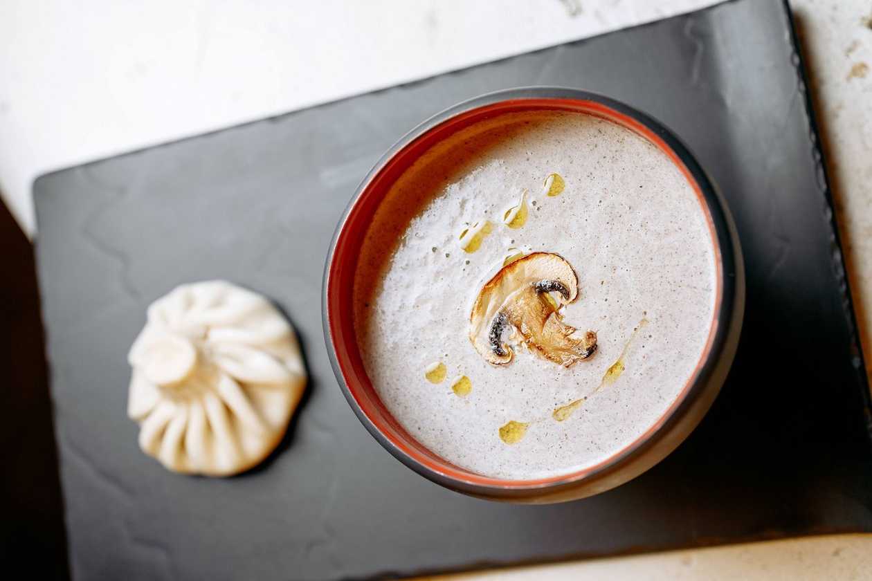 Крем-суп грибний з міні-хінкалями з грибами/Mushroom cream soup with mini khinkali with mushrooms