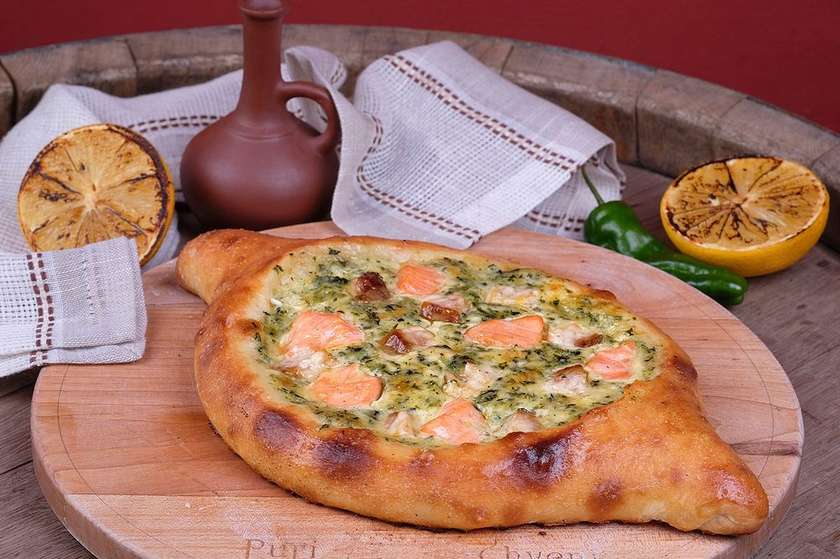 Хачапурі по-аджарськи зі шпинатом і лососем/Adjarian khachapuri with spinach and salmon